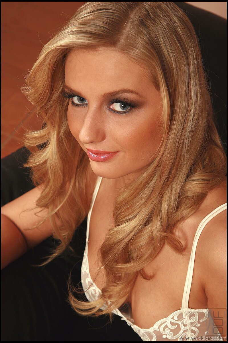 Лариса, 27 лет, 0 размер груди